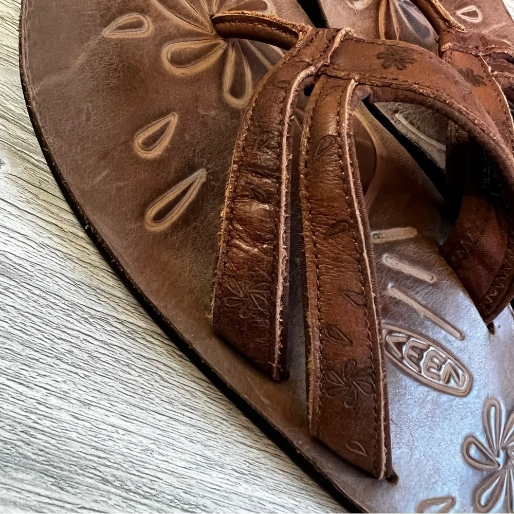 Keen brown leather floral etched flip flops size 7 - Picture 3 of 10